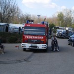 Die Feierwehr rückte um den Maibaum zu stellen